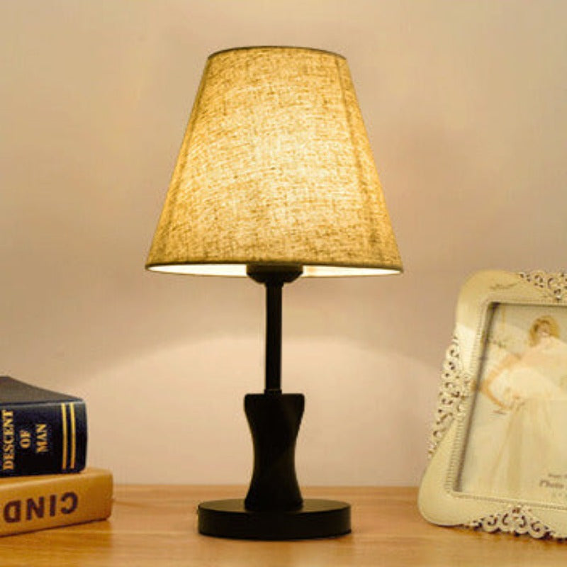 lampe de chevet design italien allumée sur un bureau