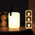 Veilleuse lanterne posée sur une table de chevet