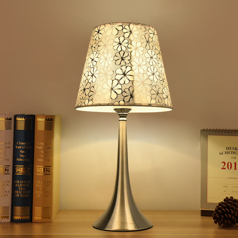 Lampe De Chevet Argenté Design sur une table avec un fond taupe