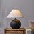 Lampe de chevet design classique allumée un meuble en bois