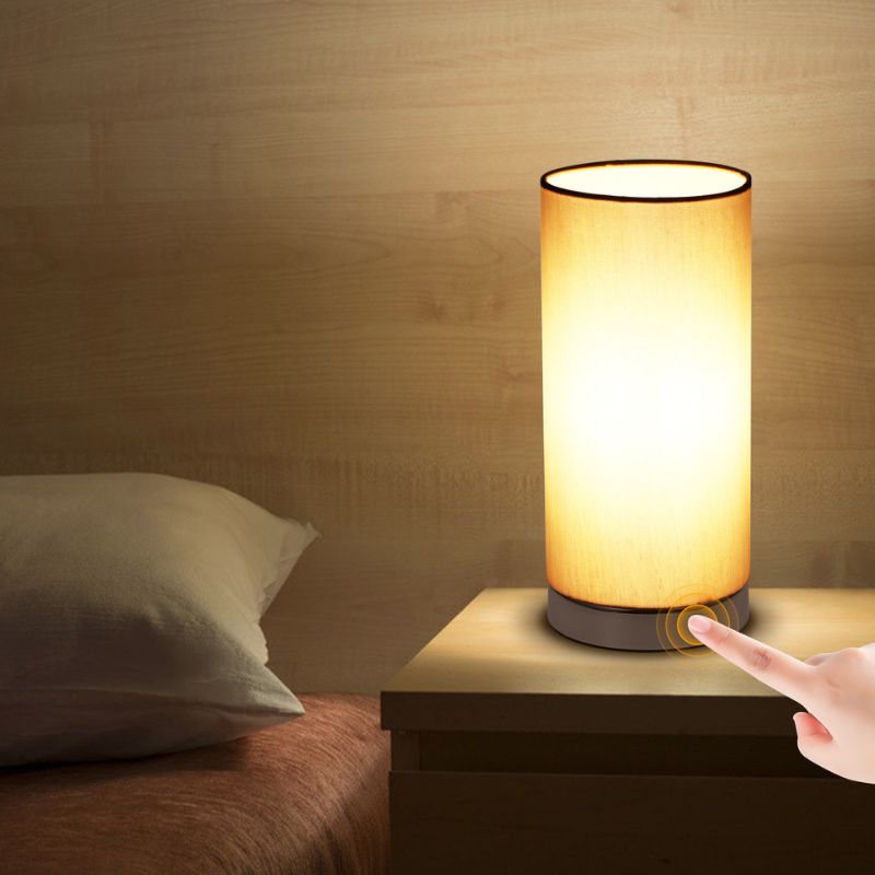 lampe de chevet sensitive touche tactile design allumée sur une table