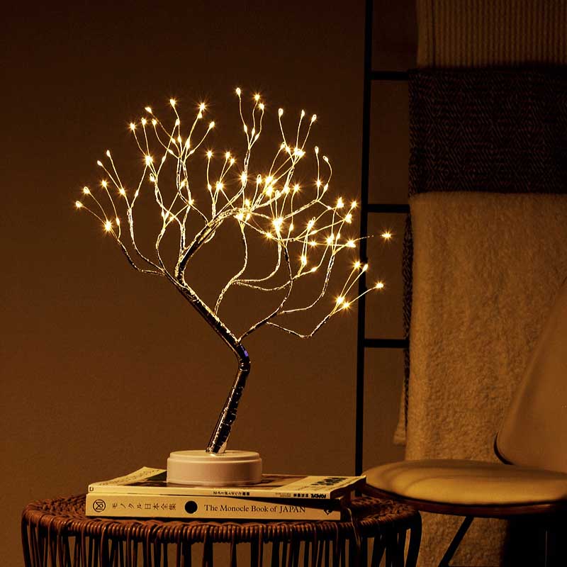 Lampe arbre de vie allumée sur table de chevet