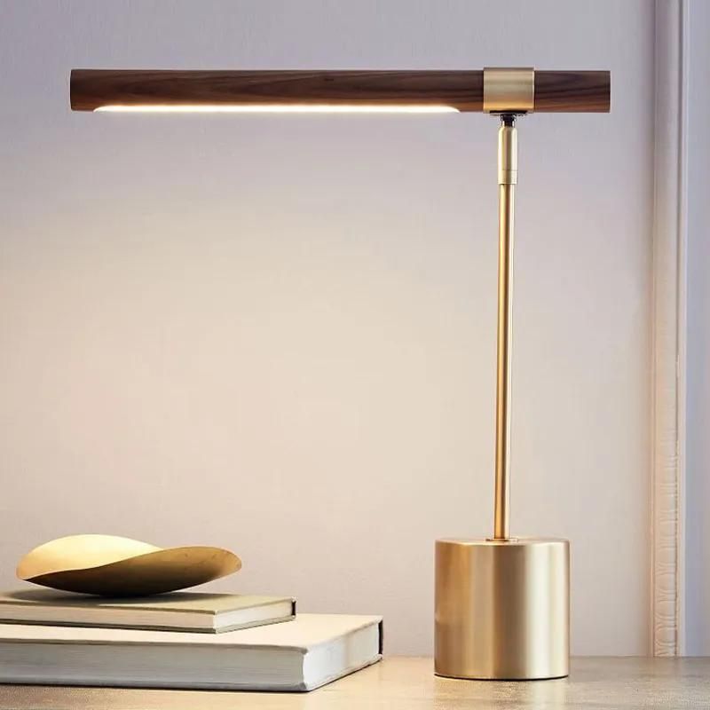 lampe de chevet bois industriel bureau allumée sur un bureau