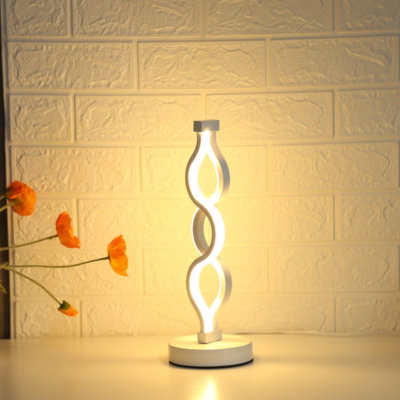 lampe de chevet design led sur une table