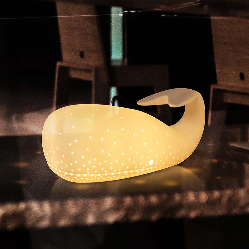 Lampe baleine allumée sur une table
