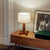 Lampe de chevet vintage bois à poser allumée sur un meuble en bois
