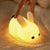 Deux veilleuses bébé lapin qui brille avec un lumière différente