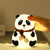 Doigt qui touche le nez de la veilleuse panda lumineux