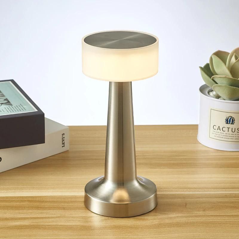 lampe de chevet allumage tactile argent sur une table  en bois
