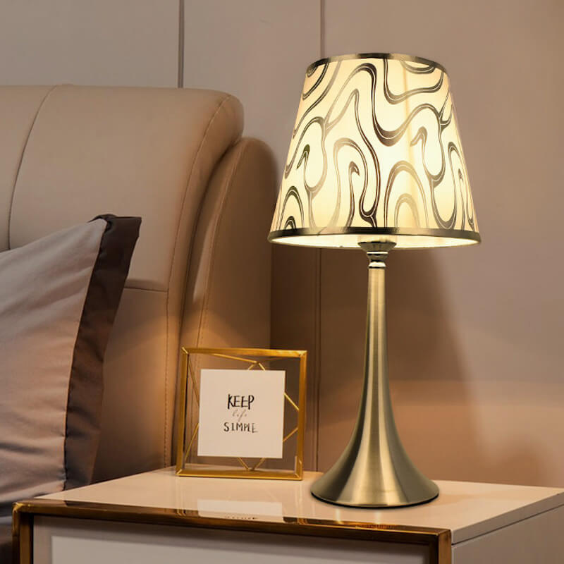 Lampe De Chevet Argenté Design sur une table avec un fond taupe