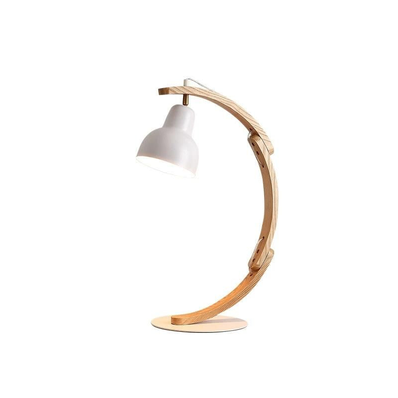 la lampe de chevet artisanale en bois allumée sur une petite table basse