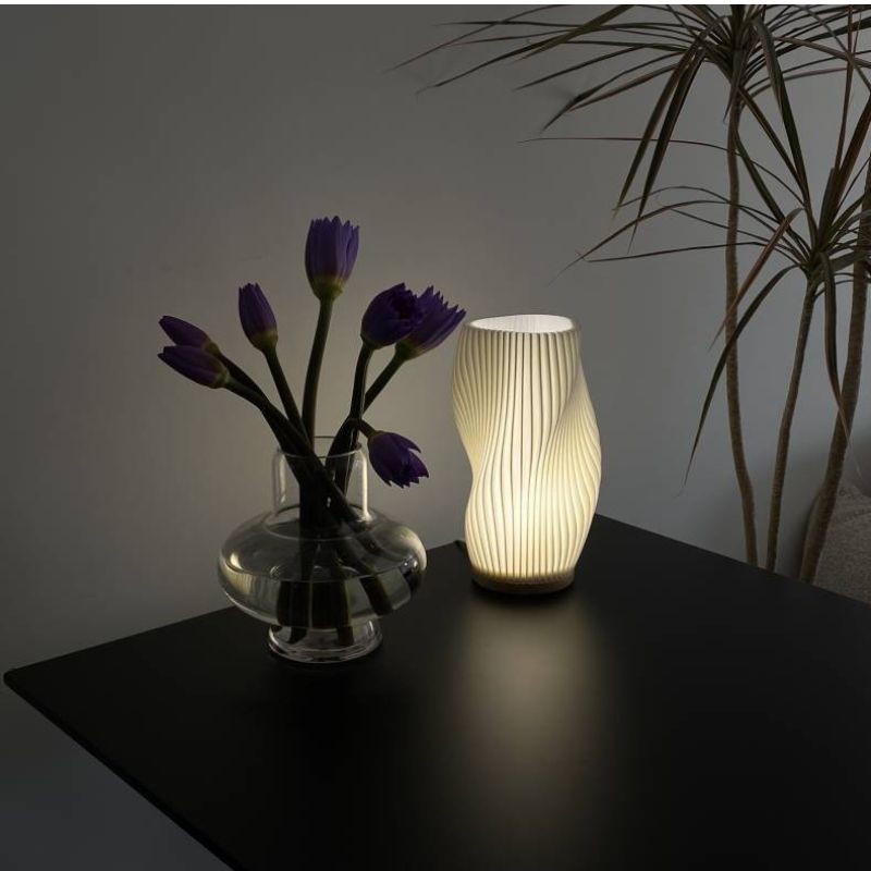 lampe de chevet bois socle à poser allumée sur une table 