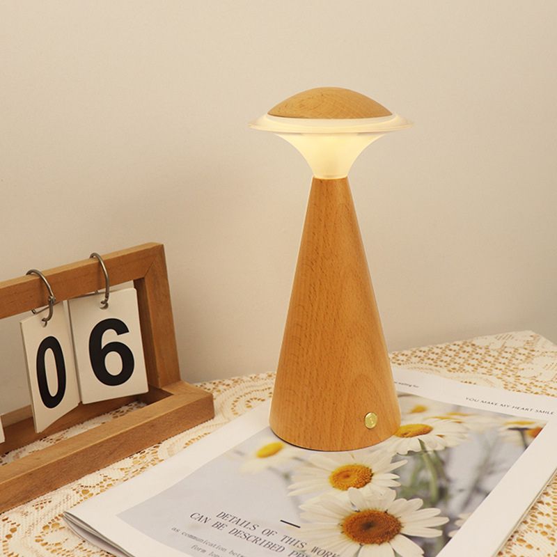 lampe de chevet champignon tactile allumée sur un journal