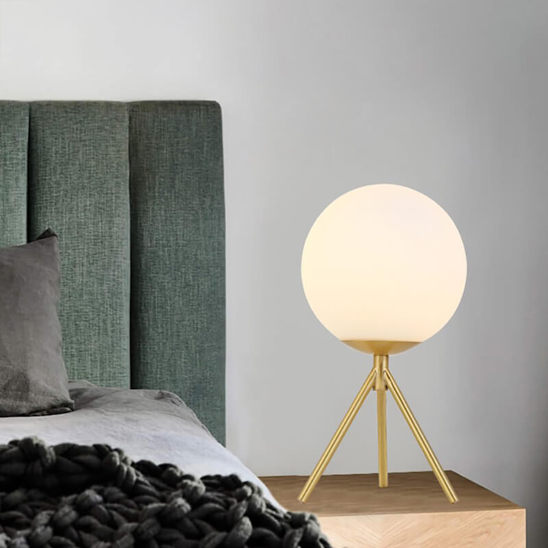 Lampe de chevet design arrondi dans une chambre sur une table de chevet avec un fond gris