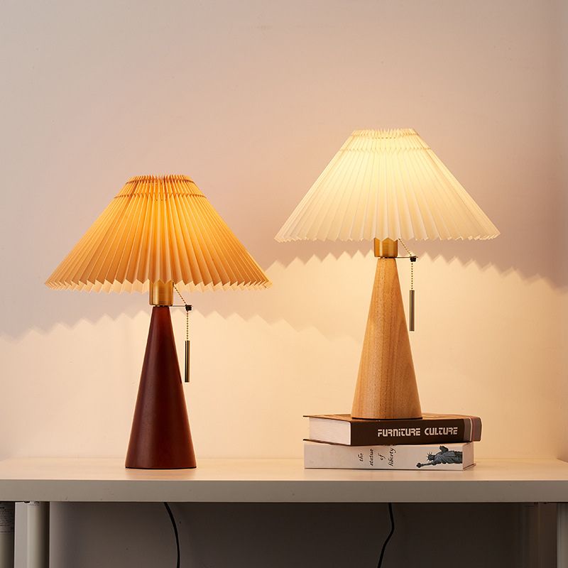 Les deux lampes de chevet design bois moderne sont allumées
