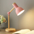 lampe de chevet design bois rose allumée