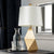 lampe de chevet design luxe sur une table de chevet 