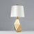 lampe de chevet design luxe sur une table de chevet 