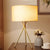 Lampe de chevet design scandinave sur table en bois