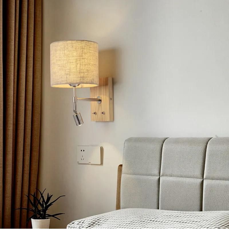 Lampe de chevet murale bois liseuse accrochée au mur d'une chambre à coucher
