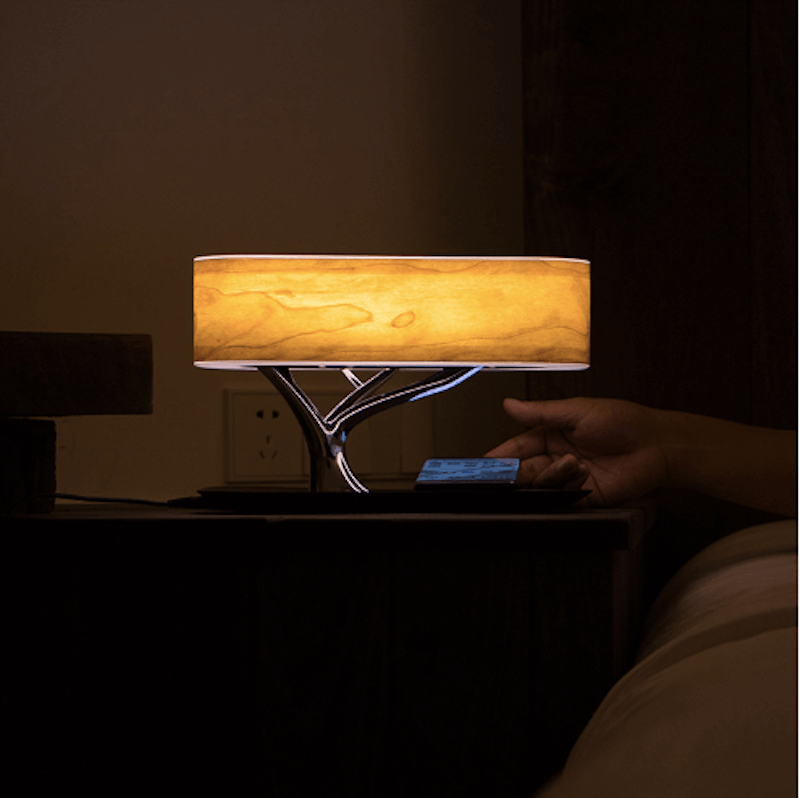 Lampe De Chevet Sensitive Touch Tactile Design allumée sur une table en bois