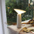 lampe de chevet tactile blanche allumée sur un meuble