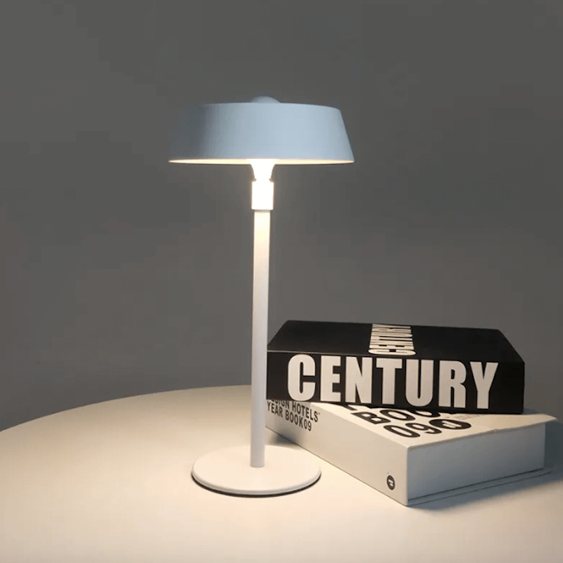 lampe de chevet tactile sans fil design sur une table a coté des fleurs