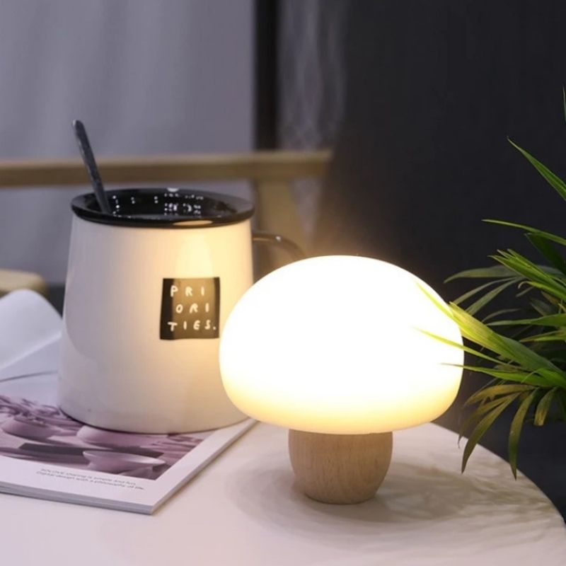 Lampe veilleuse champignon allumée sur une table