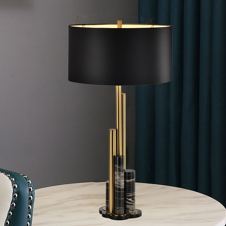 lampe de chevet design italien noir allumée sur une table